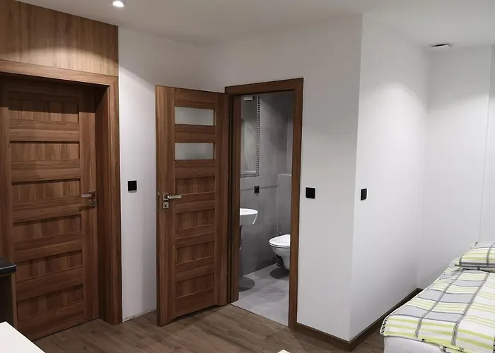 Zacisze I Gastronomia בית הארחה *