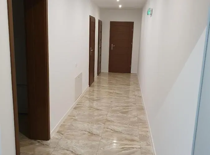 Zacisze I Gastronomia בית הארחה