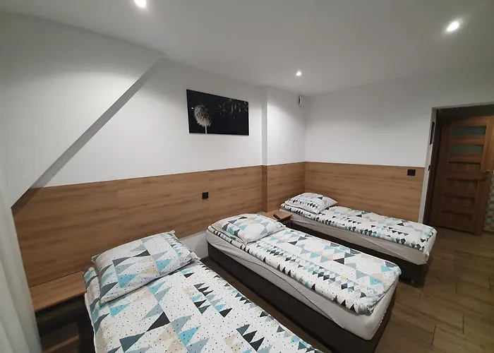 Zacisze I Gastronomia בית הארחה *