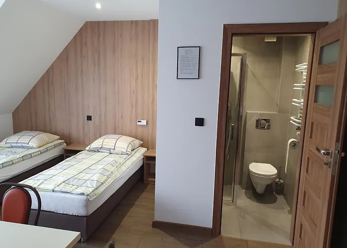 Zacisze I Gastronomia בית הארחה