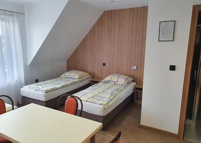 Zacisze I Gastronomia בית הארחה