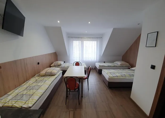 Zacisze I Gastronomia בית הארחה